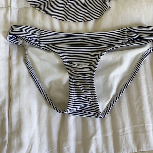 XS Xhilaration and Black and white bikini - Picture 3 of 4